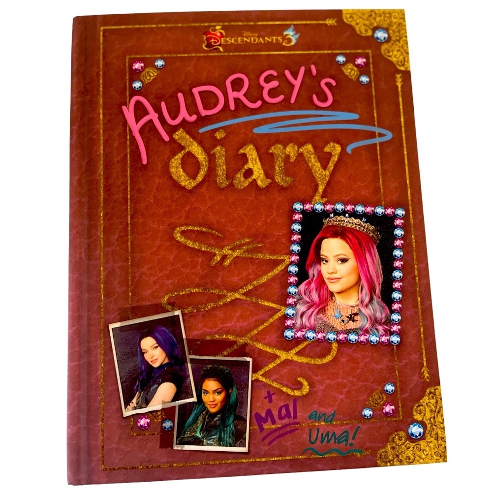 ✨disney’s Descendants 3: Brand new hard cover book ✨